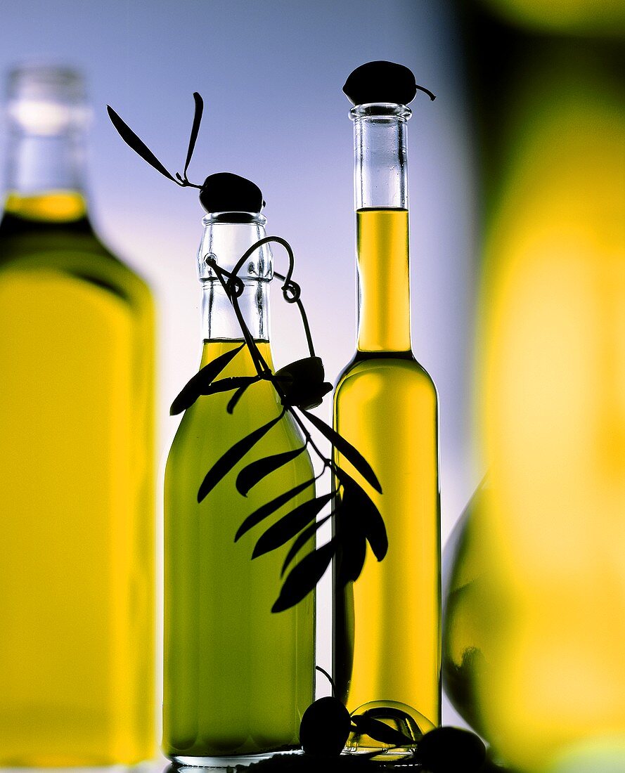 Olivenöl in Flaschen gefüllt