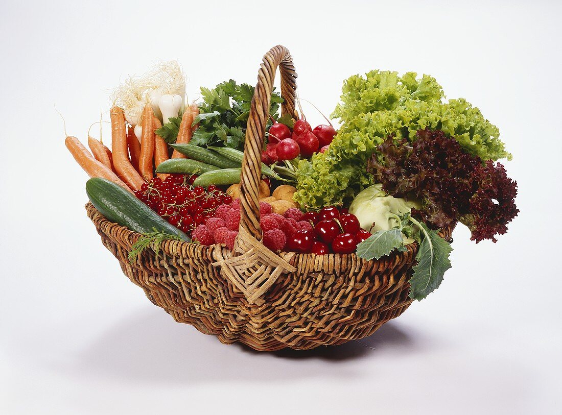 Korb mit verschiedenem Gemüse und Obst
