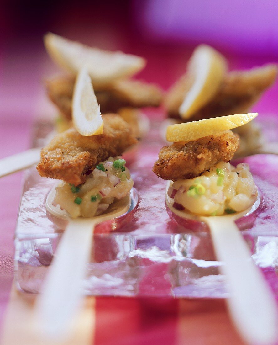 Löffel-Häppchen mit Mini-Schnitzeln auf Kartoffelsalat