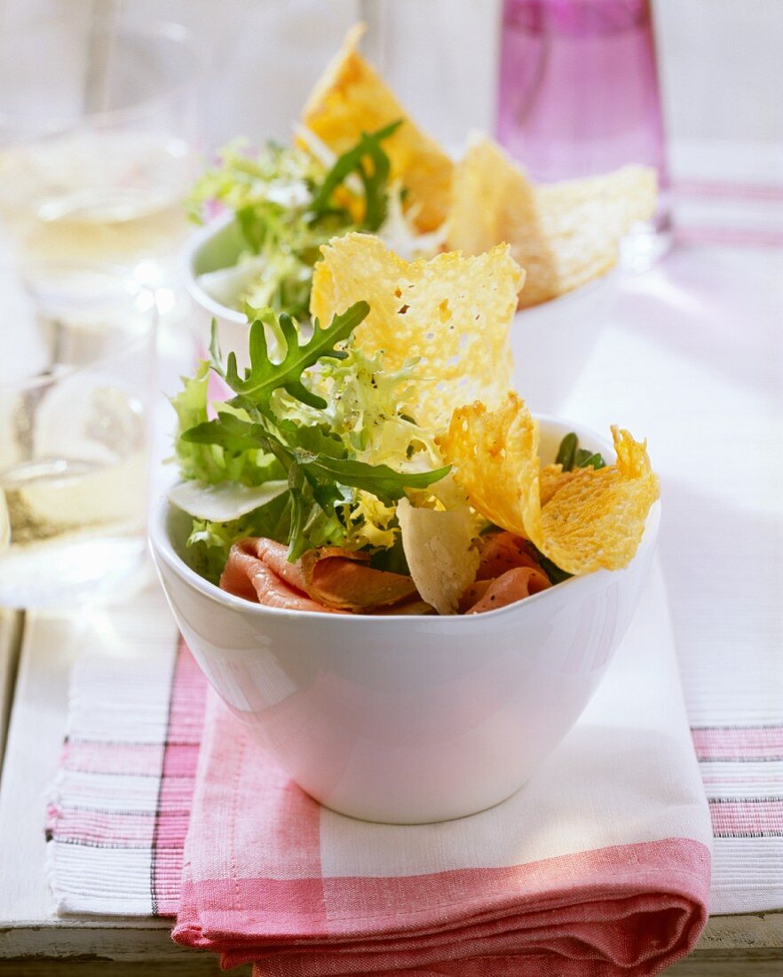 Blattsalate mit Roastbeef und Parmesan-Chips