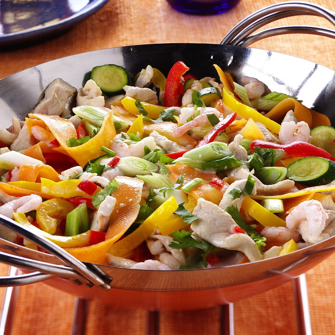 Wok-cooked dish with vegetables, chicken & shrimps