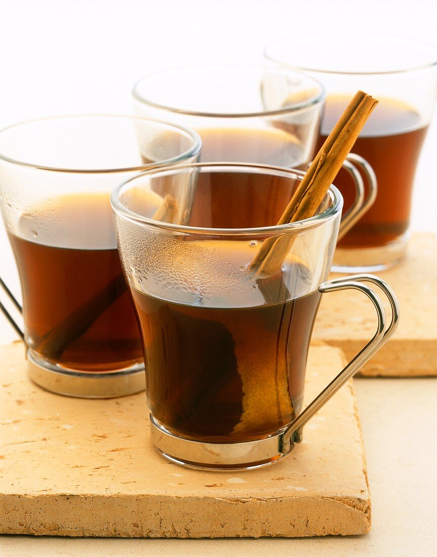 Hot Rum & Coffee Punch (Rum-Kaffee-Punsch) in Gläsern