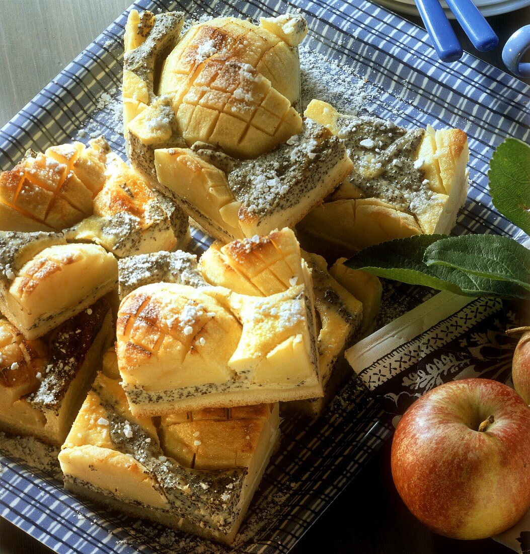Einige Stücke Apfel-Quark-Kuchen mit Mohn