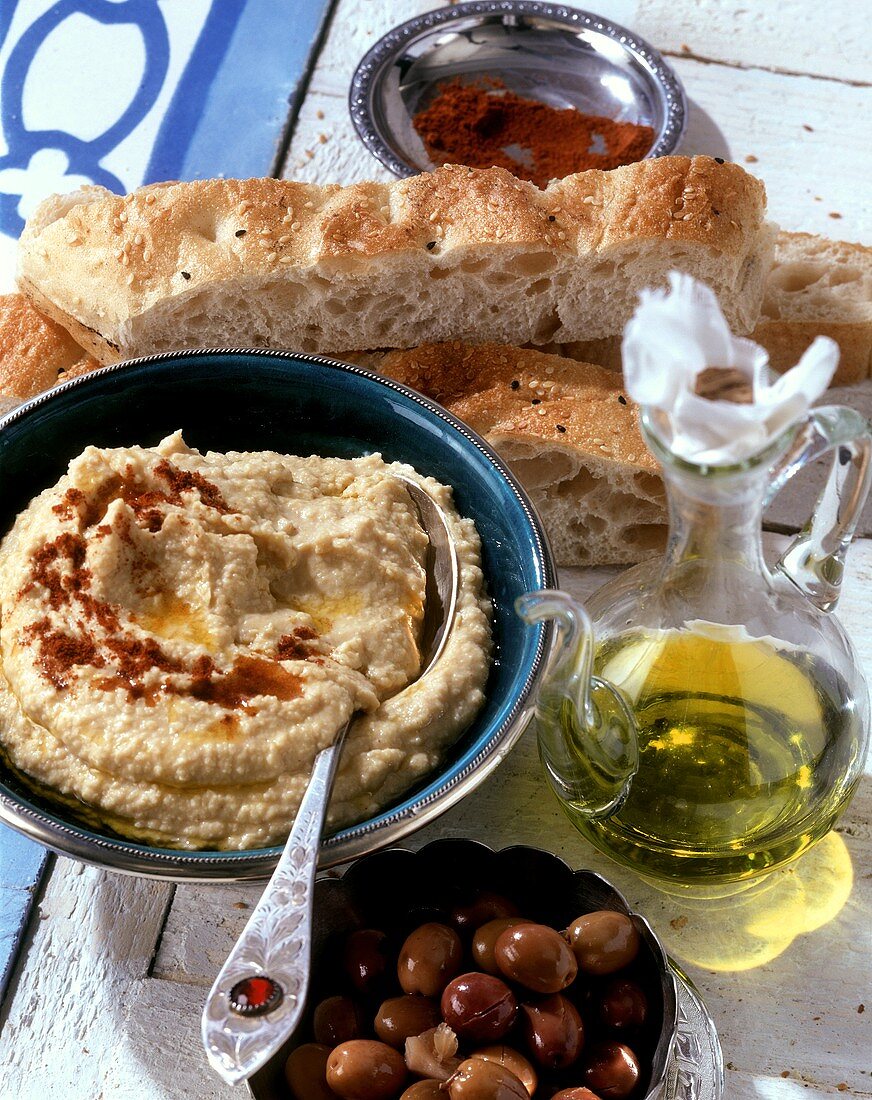 Kichererbsenpüree (Hummus), Pitabrot und Oliven (Arabien)
