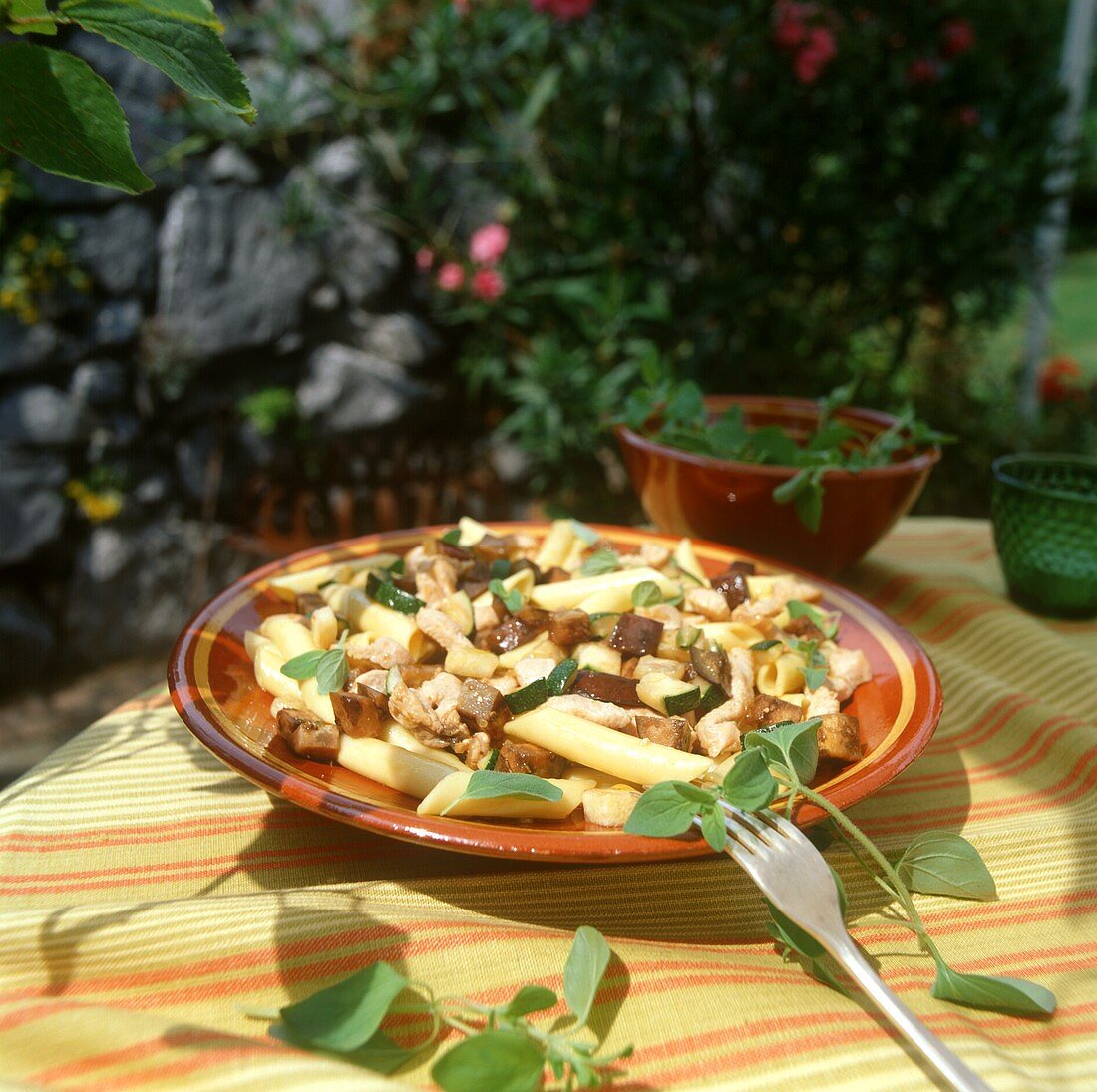 Provenzalische Nudelpfanne mit Pute, Aubergine und Zucchini