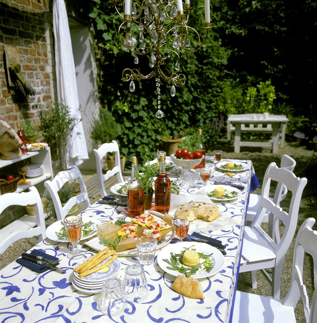 Gedeckter Tisch mit Gerichten aus der Provence