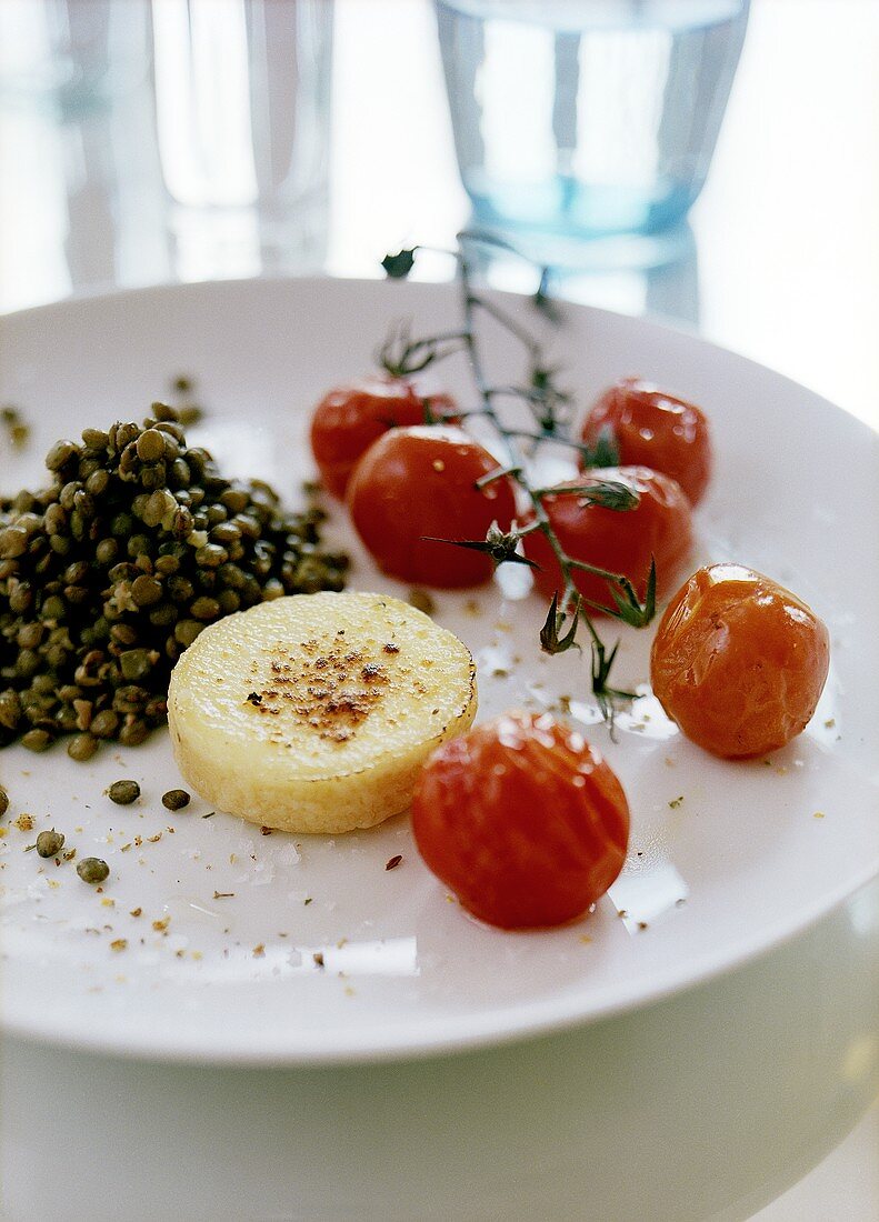 Gegrillter Ziegenkäse und Cocktailtomaten mit Linsengemüse