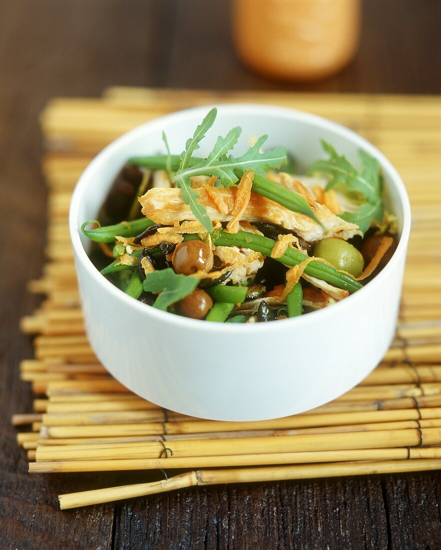 Hähnchen-Bohnen-Salat mit Rucola und Oliven