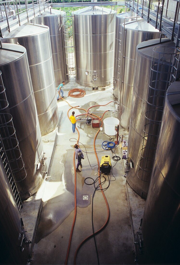 Edelstahltanks im Weingut von James Herrick, Languedoc