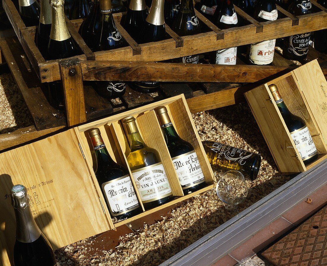 Verschiedene Weinflaschen in einem Schaufenster, Arbois, Jura