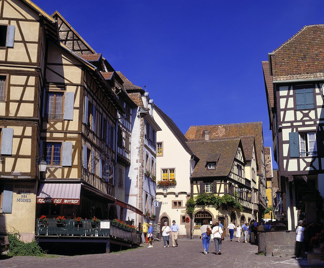 Blick auf Grand'Rue, die Hauptstrasse von Riquewihr, Elsass