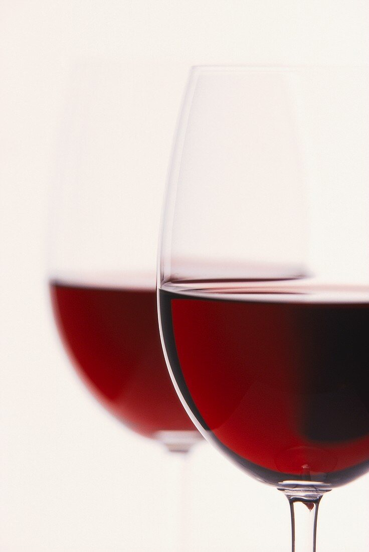 Rotwein in Bordeauxgläser (Ausschnitt)