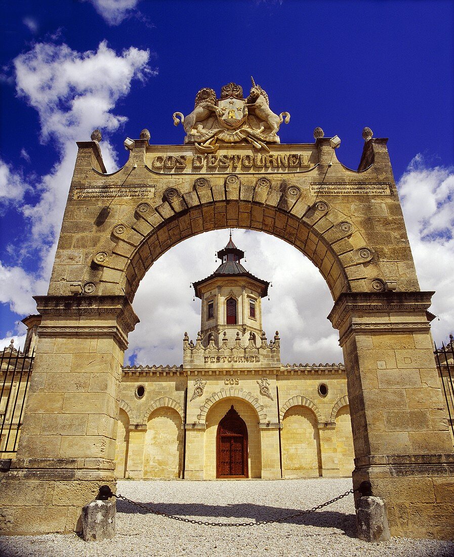 Tor des Château Cos d'Estournel, St-Estèphe, Bordeaux, Frankreich