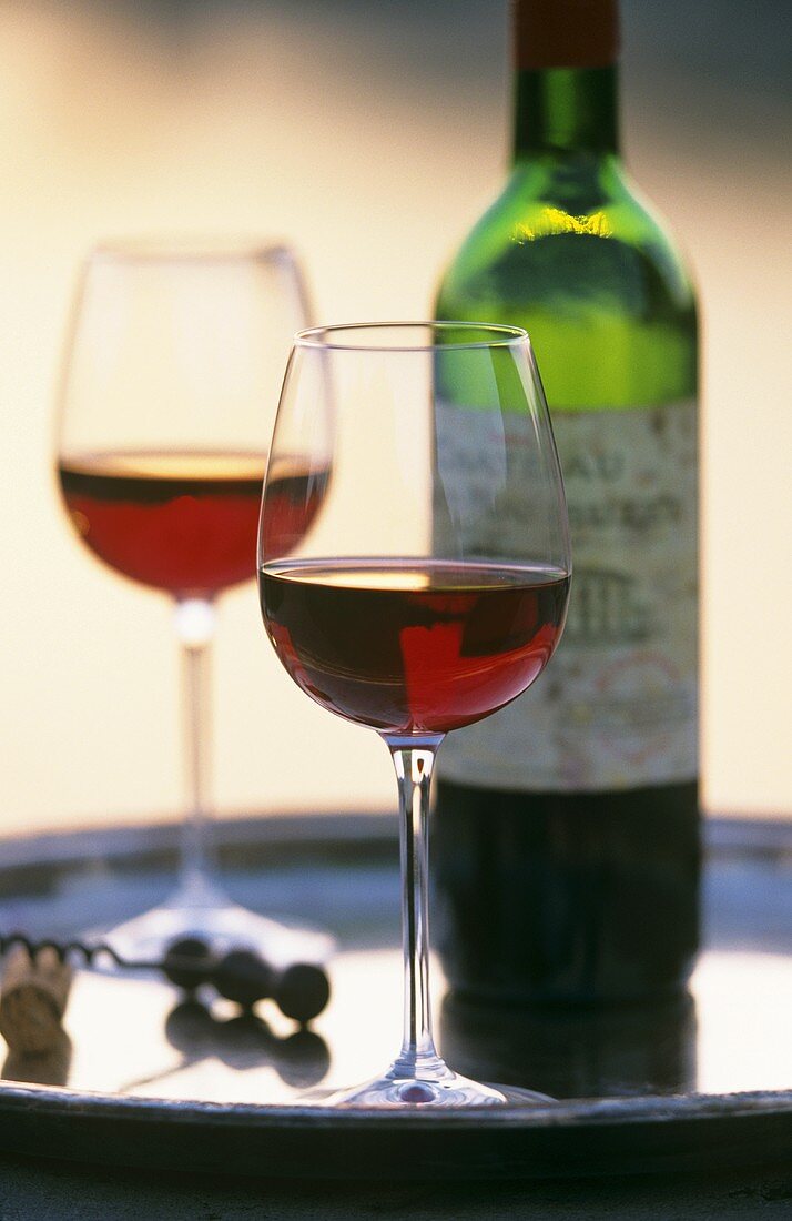 Stillleben mit zwei Gläsern und Flasche französischem Rotwein
