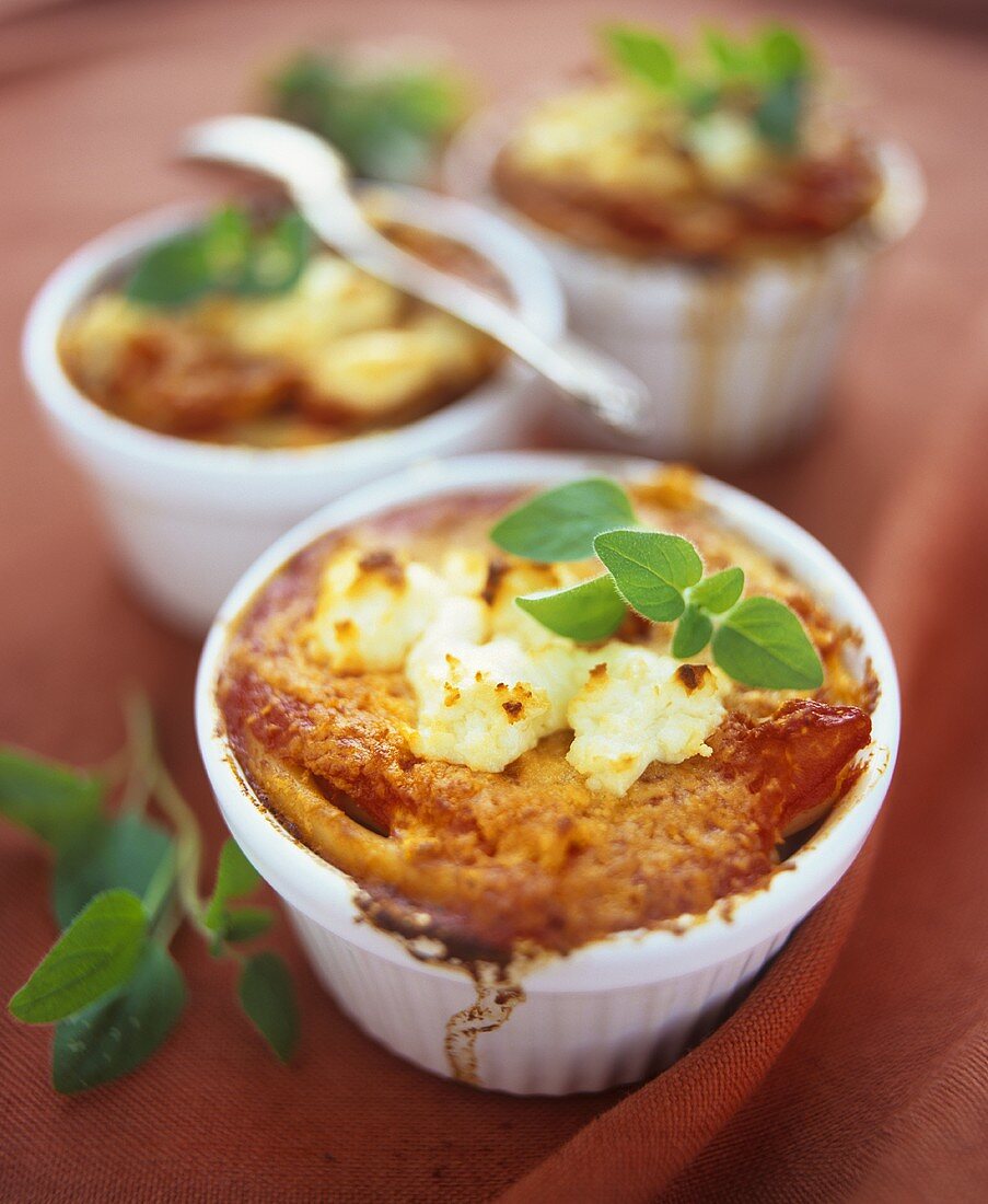 Macaroni and tomato gratin with goat's cheese