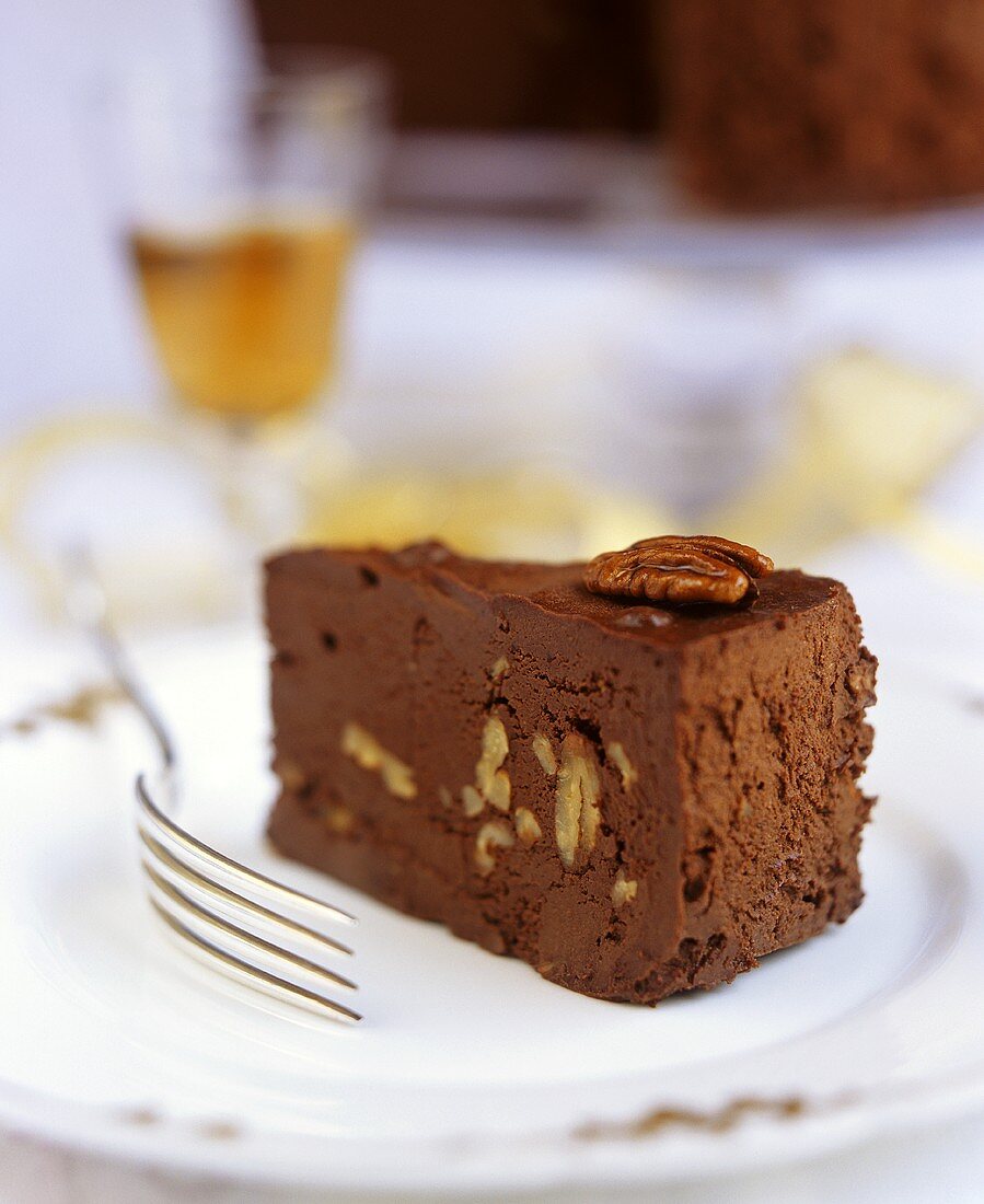 Ein Stück Schokoladen-Pecannuss-Torte