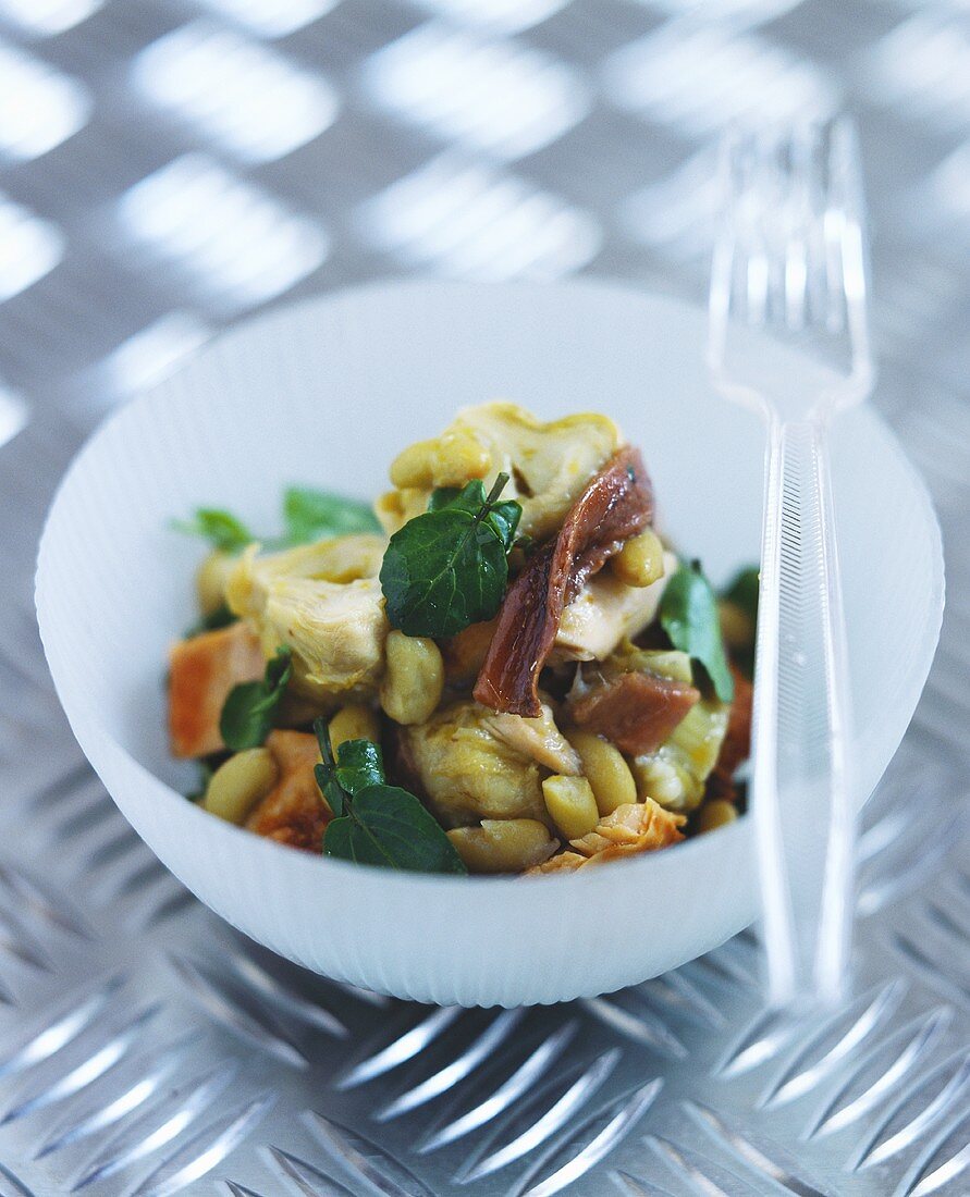 Artischocken-Hähnchen-Salat mit Sardellen und Flageoletbohnen