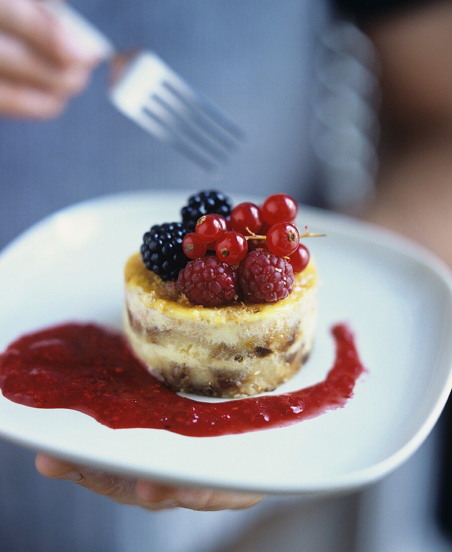 Englischer 'Bread & Butter Pudding' mit Beeren