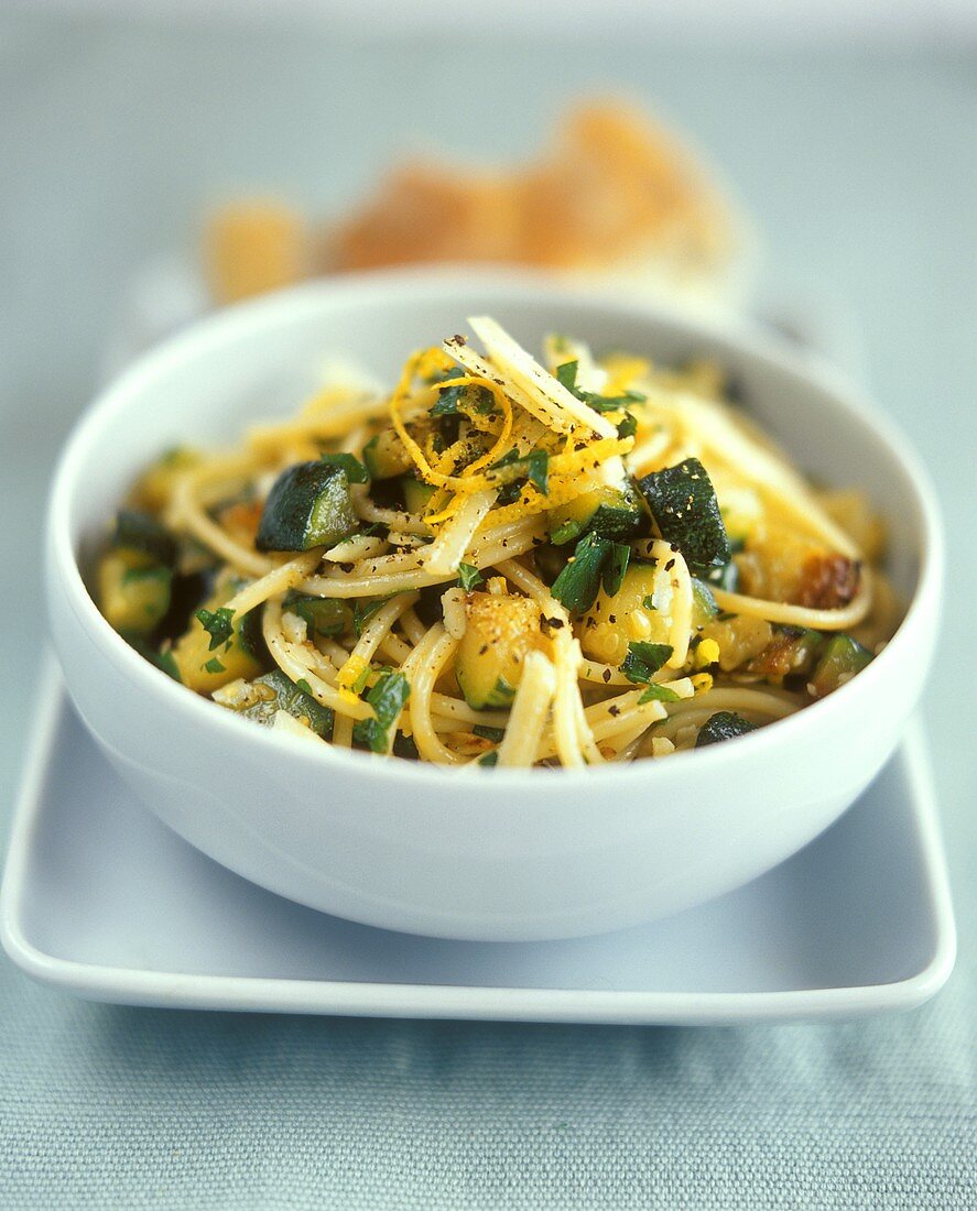 Spaghetti zucchini e limone (Spaghetti mit Zucchini)