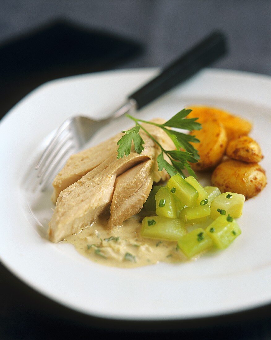 Gedünsteter Lachs mit Weinsauce und Gurkensalat