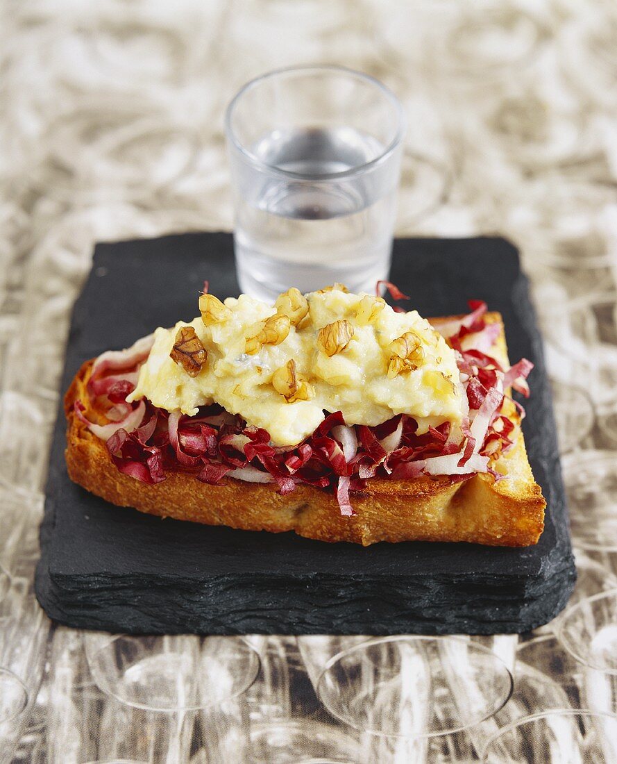 Radicchio-Blauschimmelkäse-Toast und ein Glas Wasser