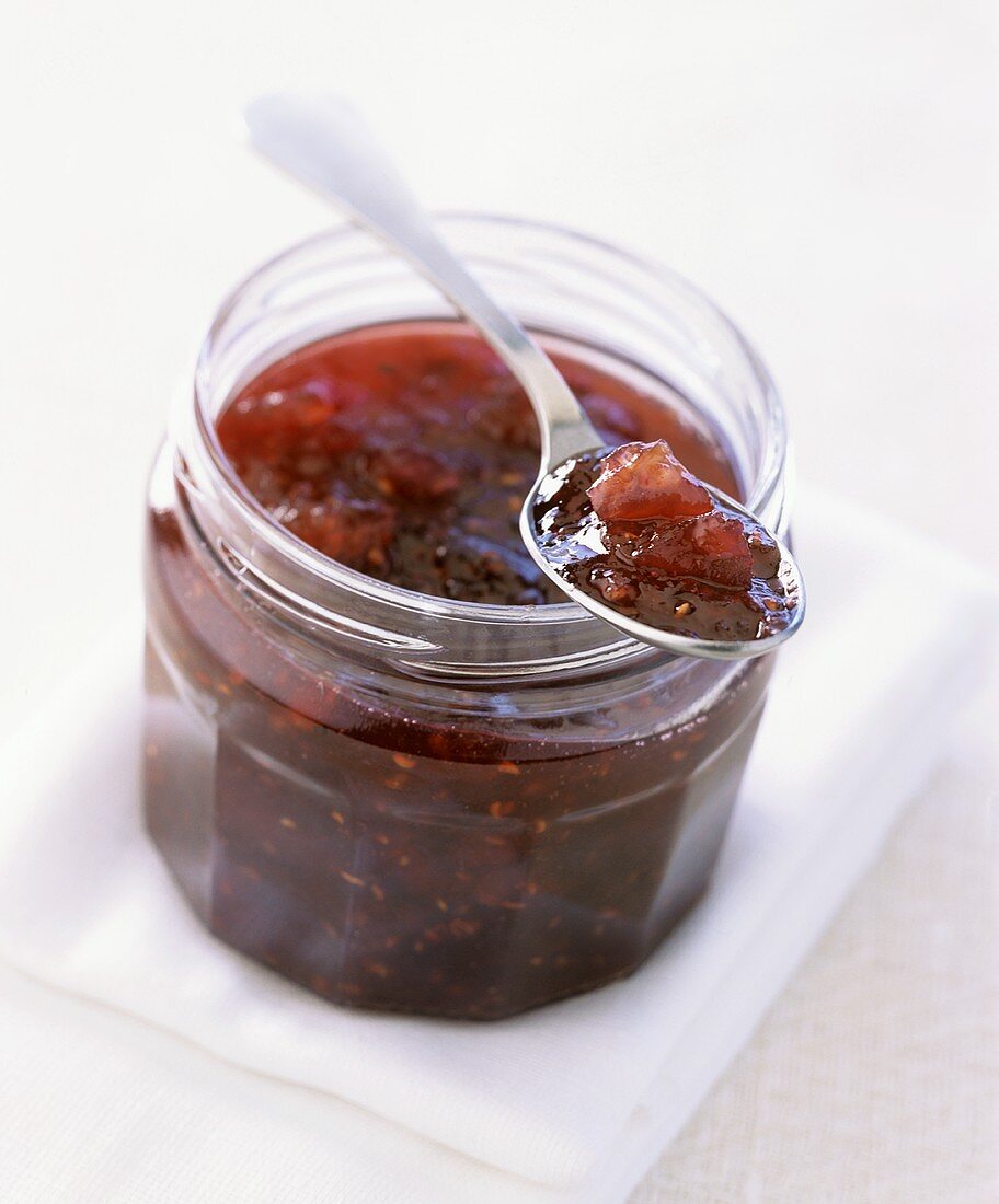 Himbeer-Apfel-Marmelade im Glas und auf Löffel