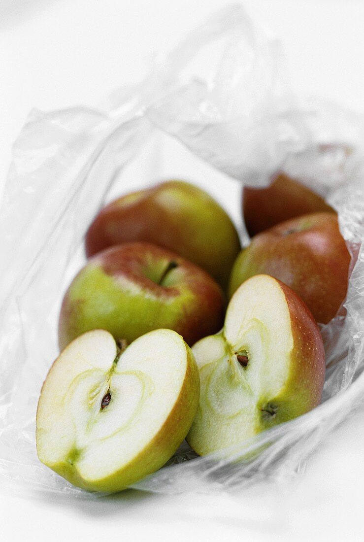 Äpfel in einer geöffneten Plastiktüte