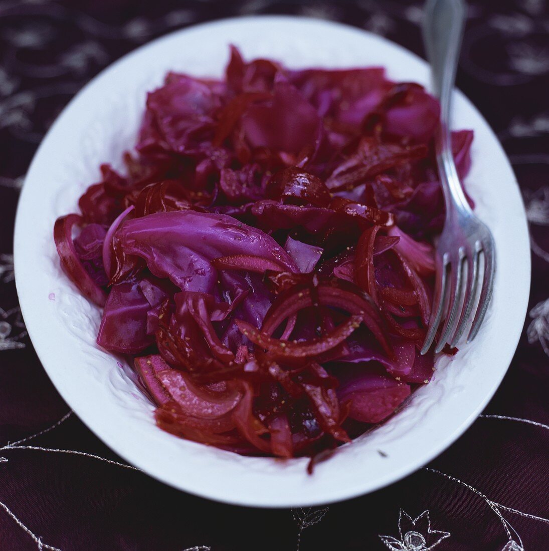 Rotkohl mit Äpfeln und Zwiebeln in Cidre