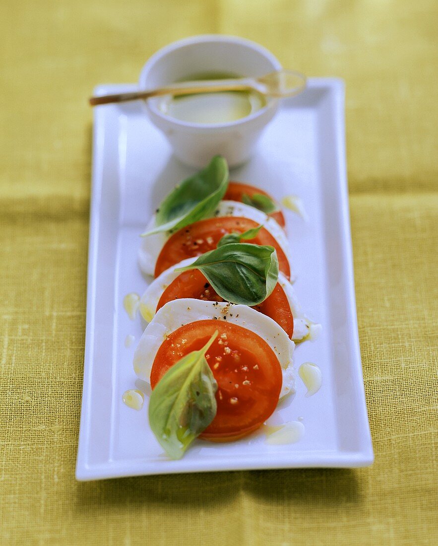 Insalata caprese (Tomaten-Mozzarella-Salat mit Basilikum)