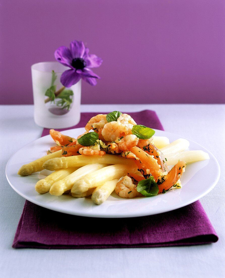 White asparagus with fried shrimps and tomatoes