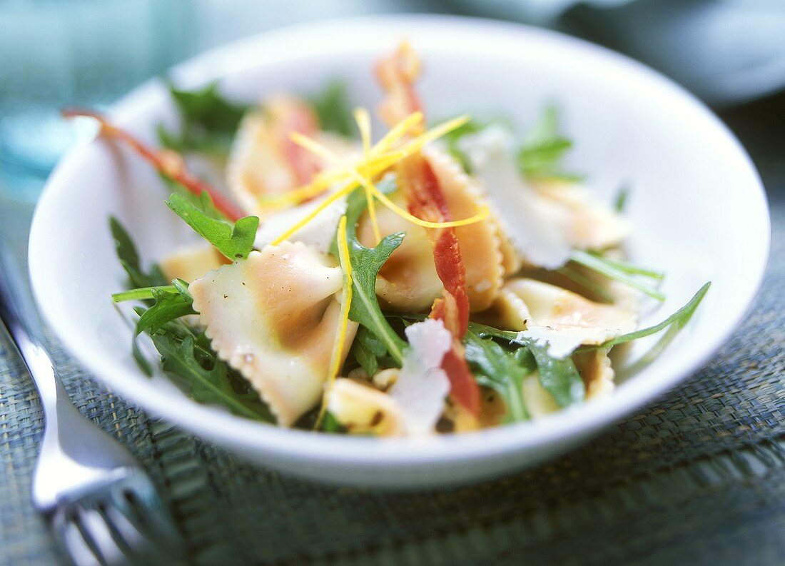 Salad with striped farfalle, rocket and bacon