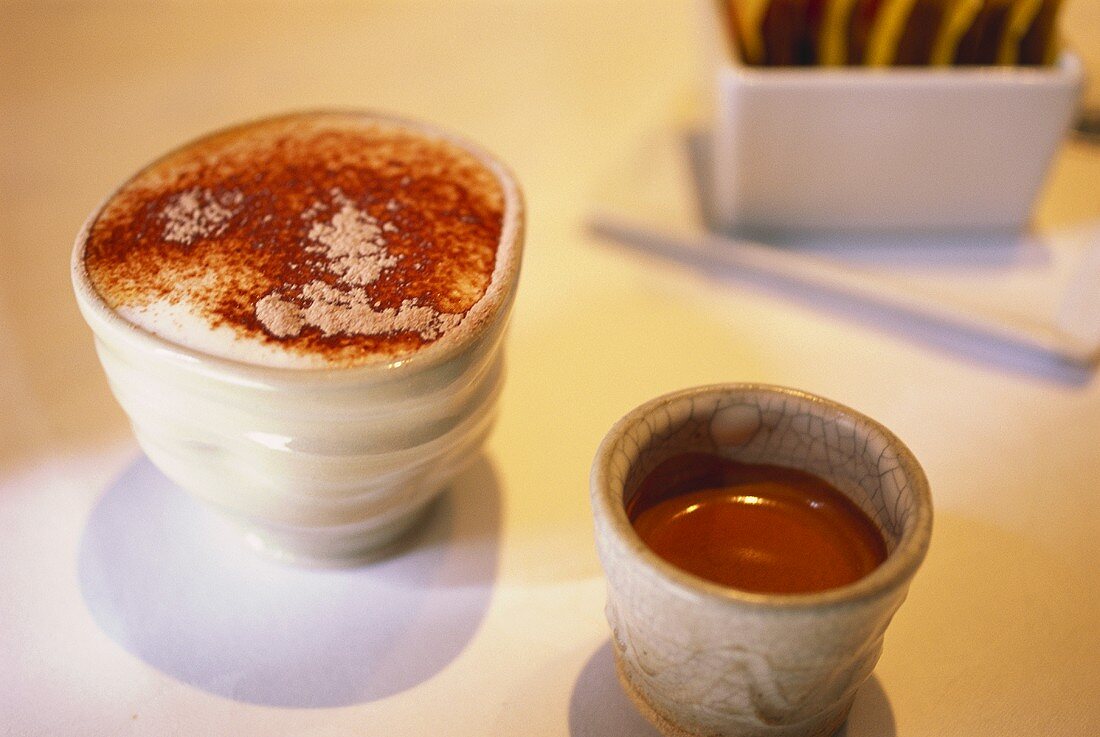 Cappuccino und Espresso in japanischen Trinkbechern