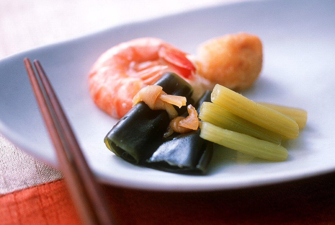 Seetang und Pestwurzsprossen mit Shrimps (Japan)