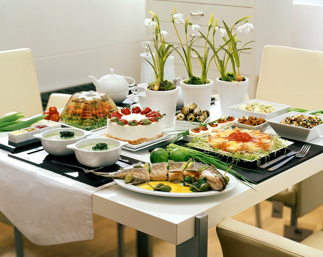 Modern gedeckter Tisch mit Speisen zu Ostern (Polen)