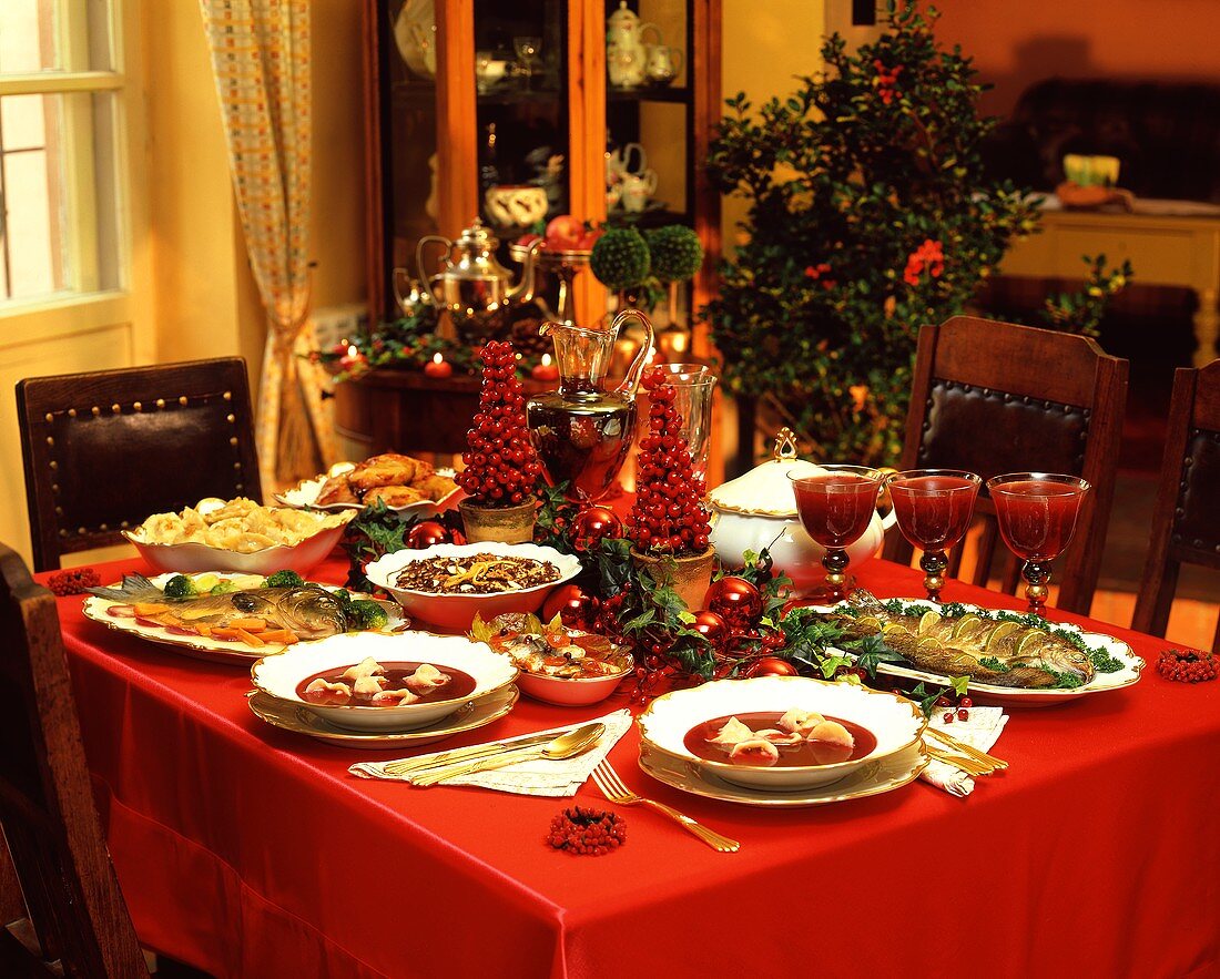 Tisch mit traditionellen Gerichten am Weihnachtsabend (Polen)