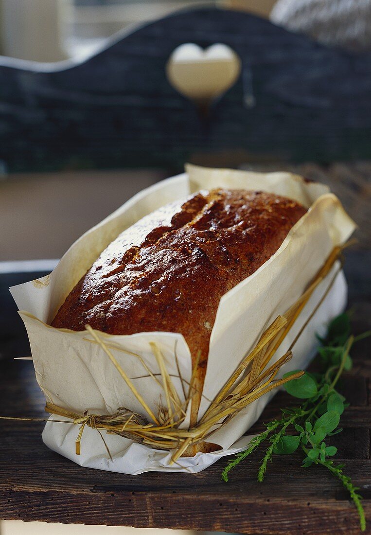 Polski chleb (traditionelles Brot im Papiermantel, Polen)