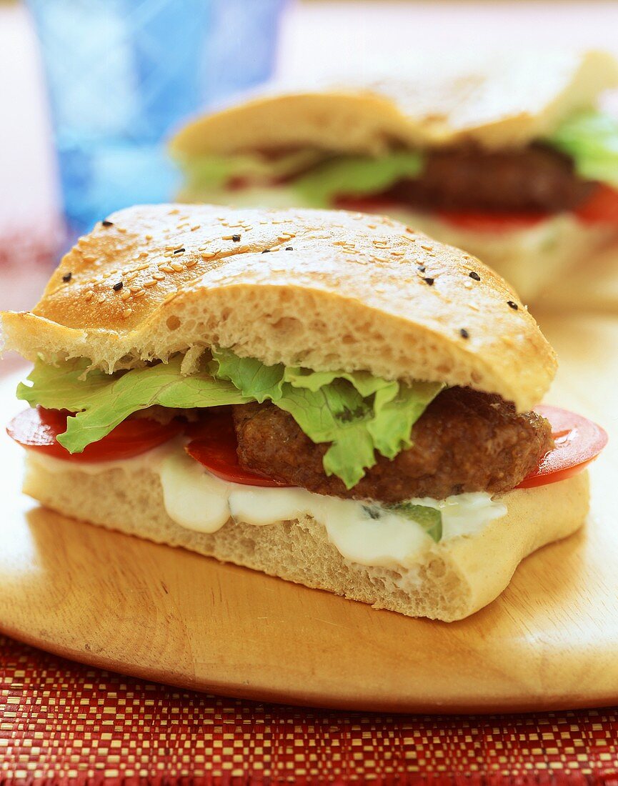 Lammburger (Fladenbrot-Sandwich mit Lammfrikadelle und Salat)