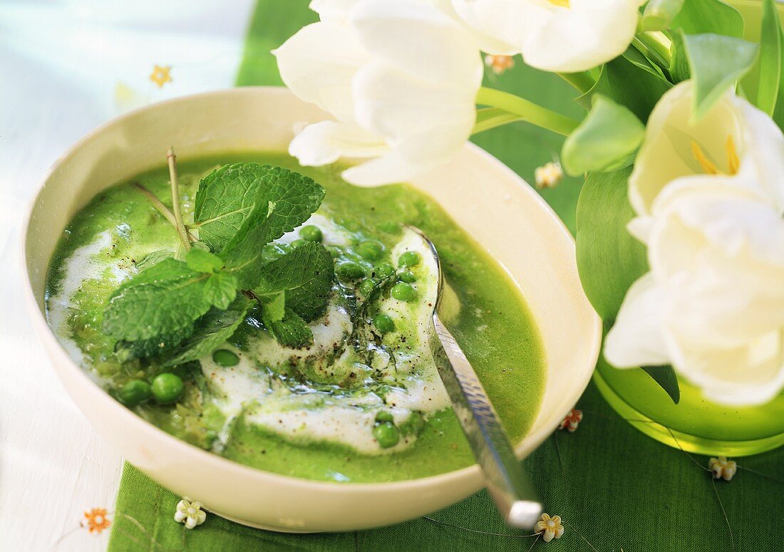 Green creamed pea soup with mint