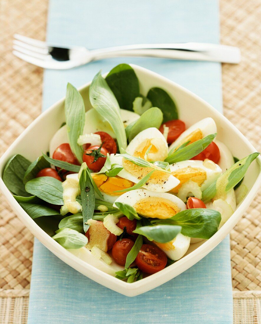 Feldsalat mit Eiern und Kirschtomaten