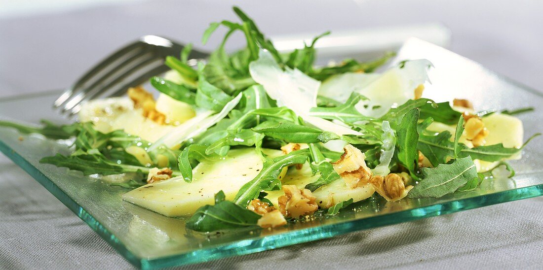 Apfel-Rucola-Salat mit Walnüssen und Pecorino