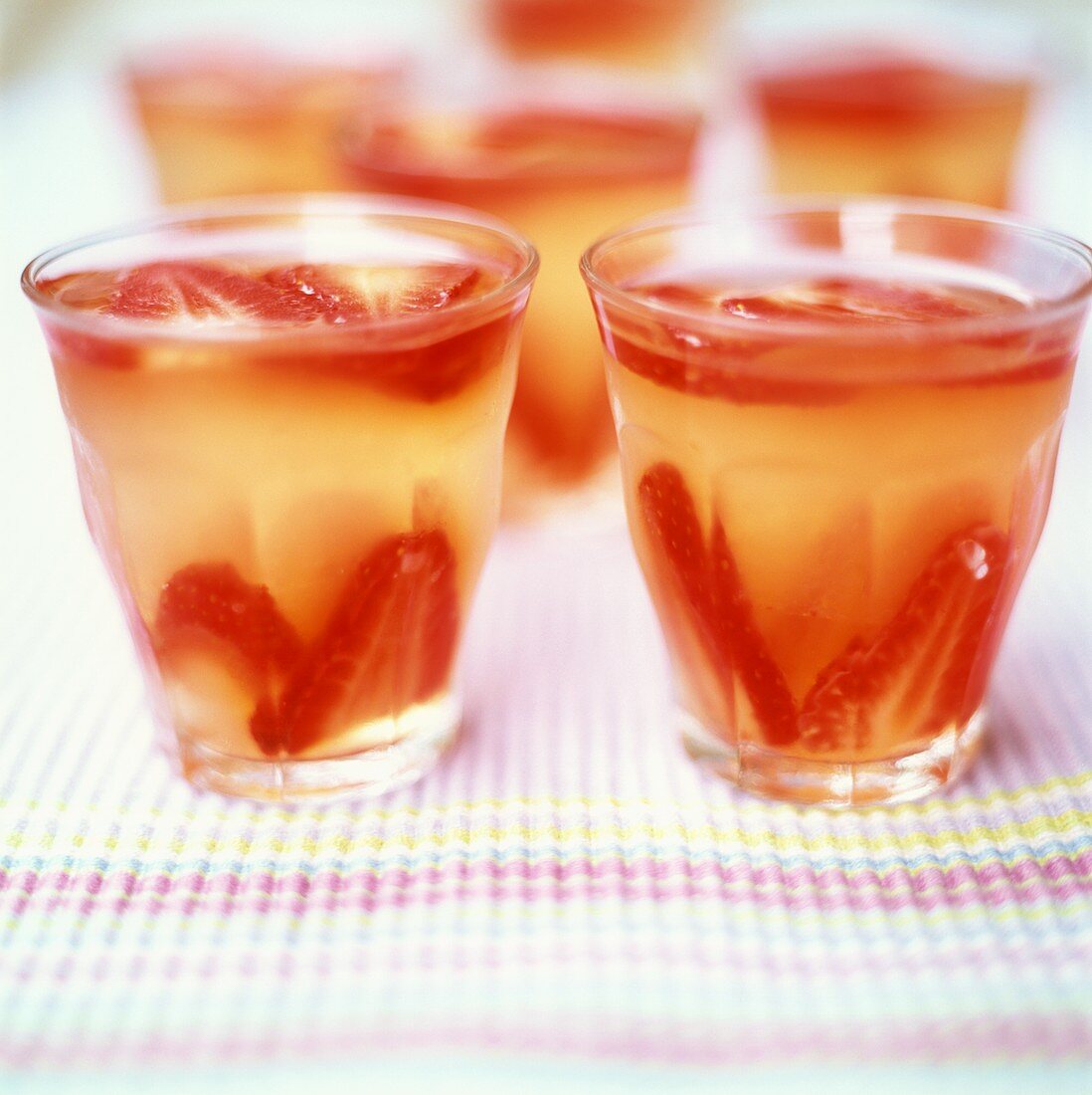 Erdbeer-Champagner-Gelee, serviert in Gläsern