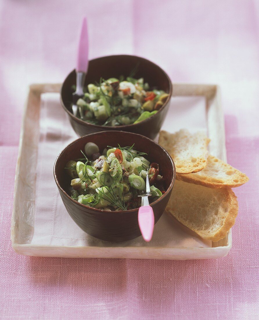 Gurken-Oliven-Salat in zwei Schälchen