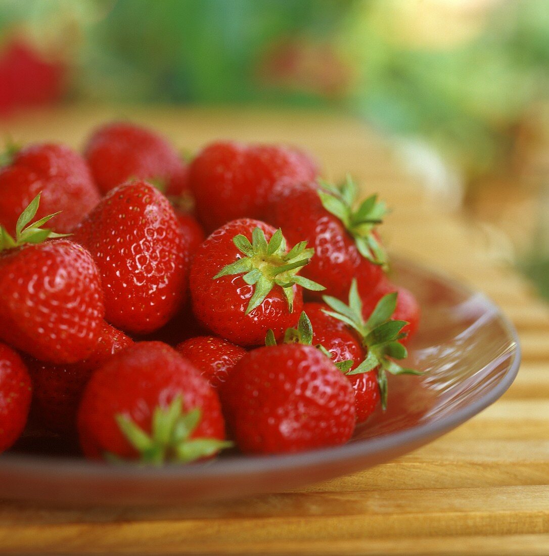 Erdbeeren auf einem Glasteller