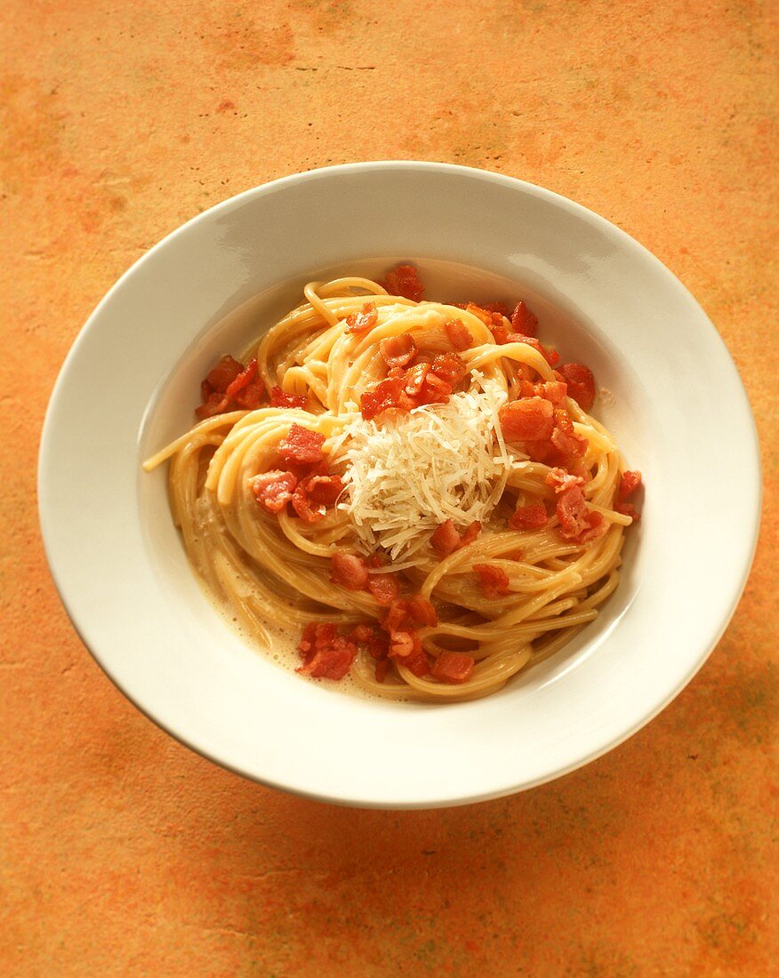Spaghetti alla carbonara (pasta with eggs and bacon, Italy)