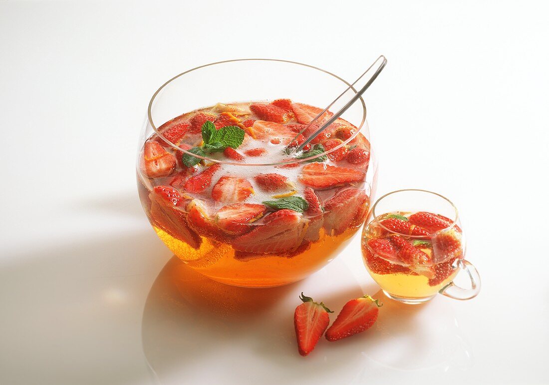 Erdbeerbowle in Bowleschale und -glas
