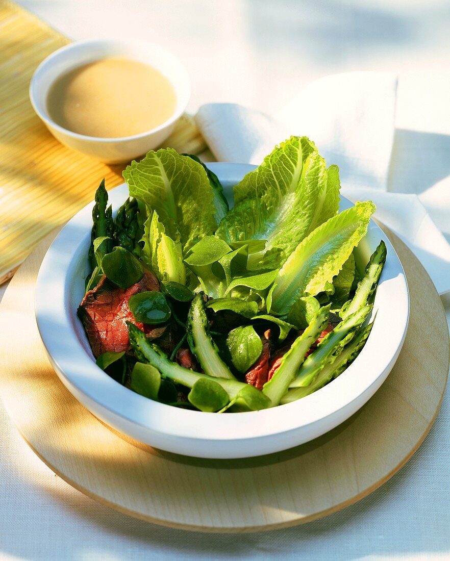 Green salad with asparagus and roast beef