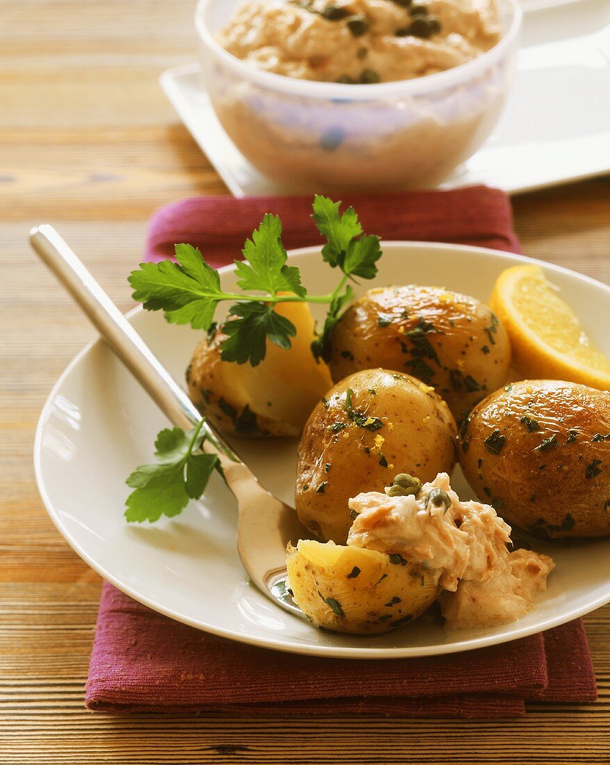 Neue Petersilienkartoffeln mit Thunfisch-Dip