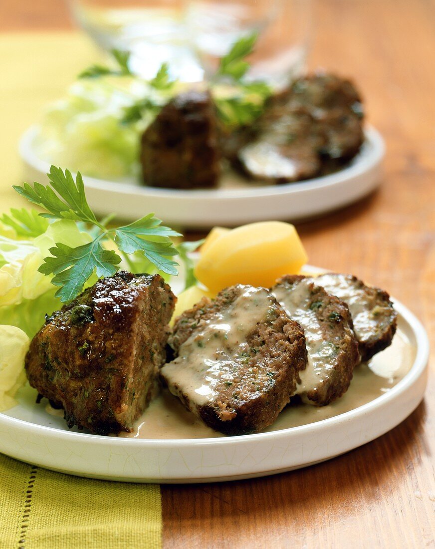 Kleiner Gurken-Kapern-Hackbraten mit Kartoffeln und Salat