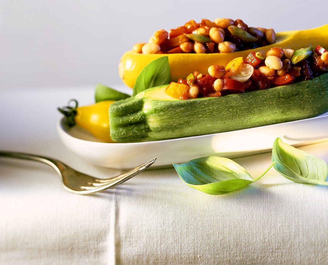 Zucchini gefüllt mit weisem Bohnengemüse