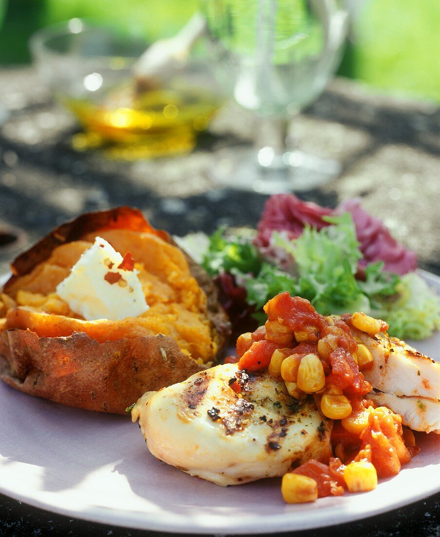 Gegrillte Hähnchenbrust mit Gemüsesauce; Grillkartoffel